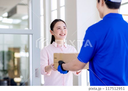 宅急便を自宅に届ける 117512951
