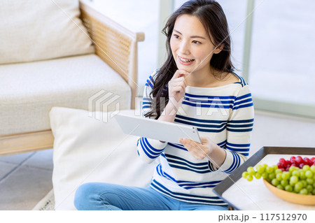 若い女性がスマホを見ている 若い女性がスマホを見ている 117512970
