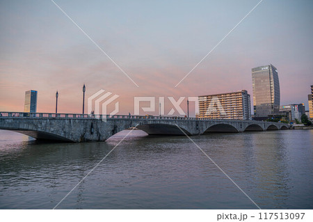 夕焼けの萬代橋 117513097