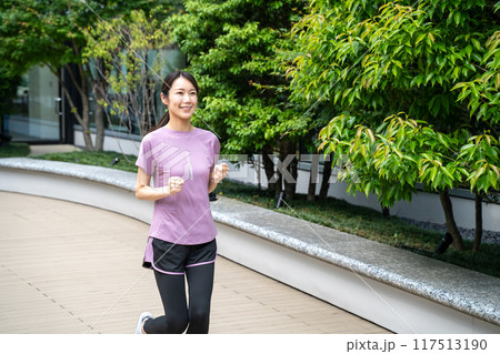 公園でランニングする女性 117513190