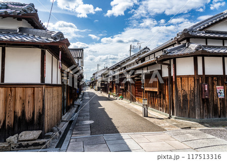 【重要伝統的建造物群保存地区】富田林 寺内町 城之門筋の風景 大阪府富田林市 【重要伝統的建造物群保存地区】富田林 寺内町 城之門筋の風景 大阪府富田林市 117513316