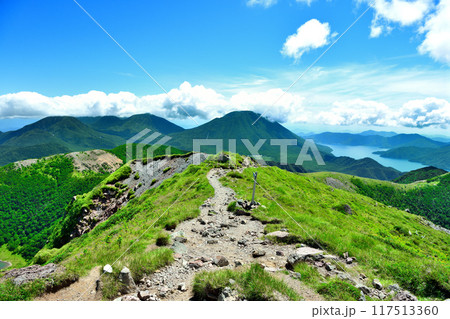 栃木県・群馬県の県境にある日光白根山から観る男体山と中禅寺湖 117513360