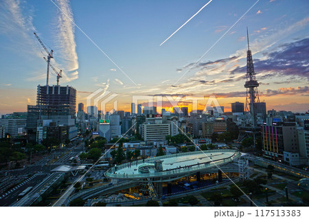 夕暮れ時の名古屋栄と飛行機雲 夕暮れ時の名古屋栄と飛行機雲 117513383