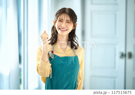 エプロン姿の若い主婦 117513675