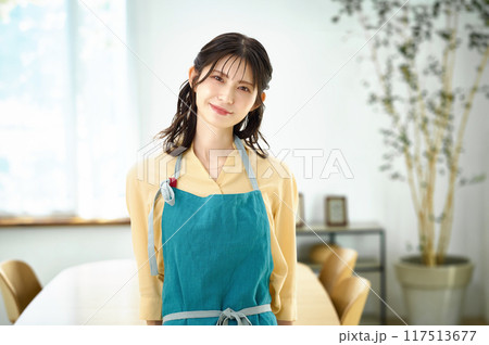 エプロン姿の若い主婦 エプロン姿の若い主婦 117513677