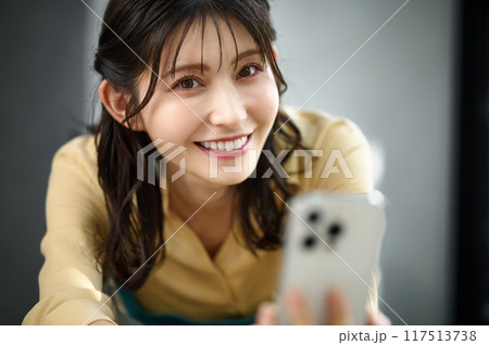 部屋でスマホを操作する主婦 部屋でスマホを操作する主婦 117513738