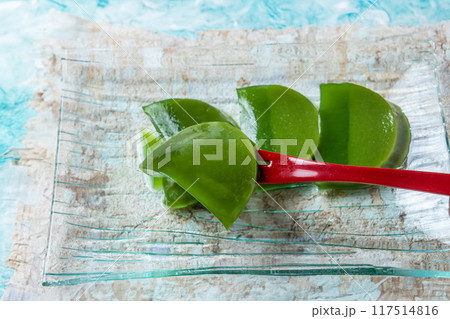 抹茶ゼリー　 jelly made with matcha (powdered tea) 117514816