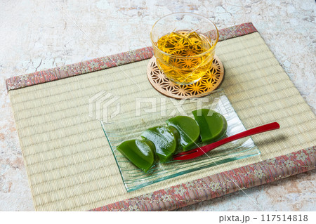 抹茶ゼリー　 jelly made with matcha (powdered tea) 117514818