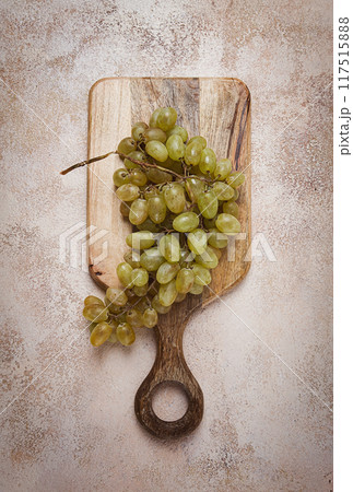 a branch of white grapes, wine grapes, Georgian grape variety Rkatsiteli, top view, a branch of white grapes, wine grapes, Georgian grape variety Rkatsiteli, top view, 117515888