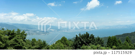 広島県瀬戸内海の眺め、瀬戸内海にある広島湾、宮島の弥山絡みた瀬戸内海の海、展望台から見た夏の瀬戸内海 117515929