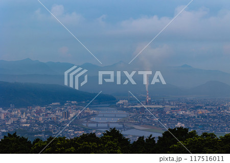 寺山いこいの広場　早朝に展望台から見る薩摩川内市の街並み 117516011