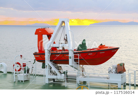 長距離フェリーの救命ボート 長距離フェリーの救命ボート 117516014
