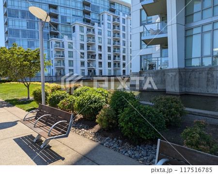 PORTLAND, OREGON, USA - 07.10.2024: Residential apartments on the banks of the Willamette River.  117516785