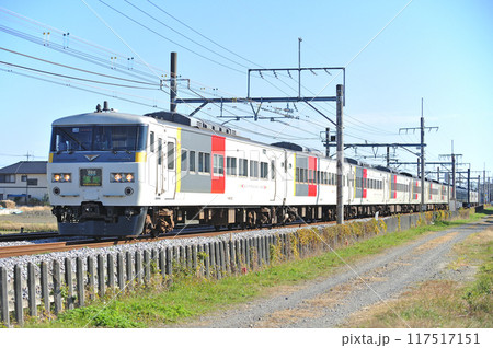 高崎線 行田ー熊谷 JR東日本 185系 OM02編成(大宮) 草津 高崎線 行田ー熊谷 JR東日本 185系 OM02編成(大宮) 草津 117517151