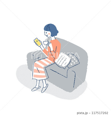 ソファーに座ってスマートフォンを見ている笑顔の女性 117517202