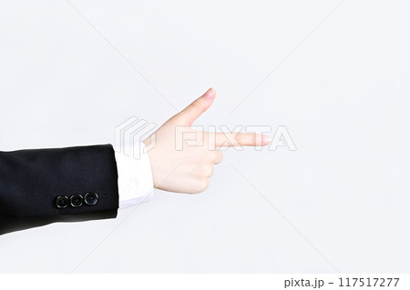 指し示すビジネスマンの手　差し出す手　イメージ素材 117517277