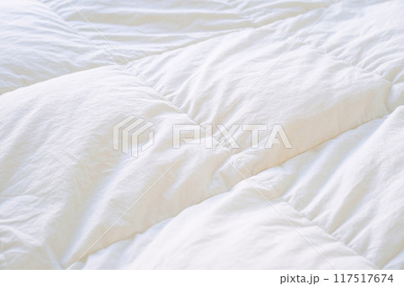 ふわふわの羽毛布団のキルティングのクローズアップ 117517674