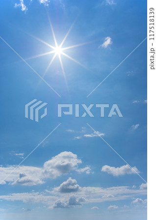 【真夏・猛暑イメージ】灼熱のギラギラ太陽 【真夏・猛暑イメージ】灼熱のギラギラ太陽 117518139