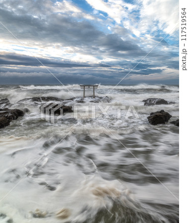 大洗磯前神社 荒れ狂う神磯の鳥居 117519564