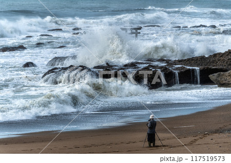 大洗磯前神社 荒れ狂う神磯の鳥居 大洗磯前神社 荒れ狂う神磯の鳥居 117519573