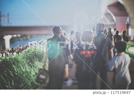 花火大会を観に来た人々 117519697