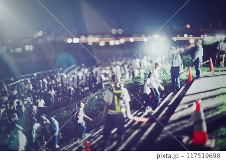 花火大会を観に来た人々 117519698