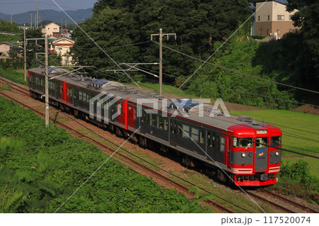 夕焼けに染まる夏の軽井沢を走行するしなの鉄道115系電車_2024/8/3撮影 117520074