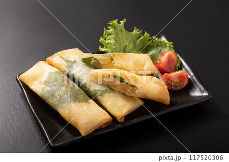 エビと明太子とじゃがいも入り春巻き エビと明太子とじゃがいも入り春巻き 117520306