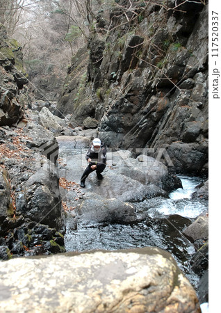 険しい渓流で渓流釣りを楽しむシニアの男性 117520337