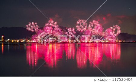 琵琶湖花火大会と湖面のリフレクション 117520404
