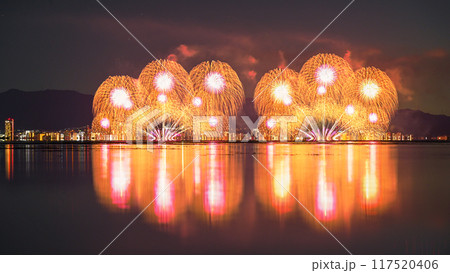 琵琶湖花火大会と湖面のリフレクション 117520406