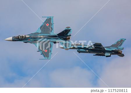大空を飛ぶ戦闘機 117520811