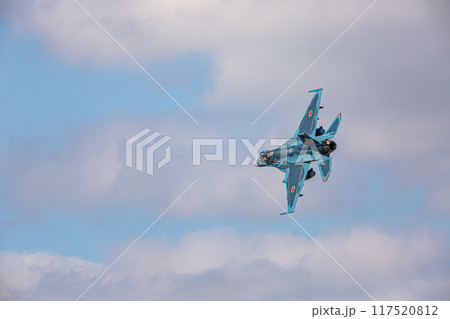 大空を飛ぶ戦闘機 117520812