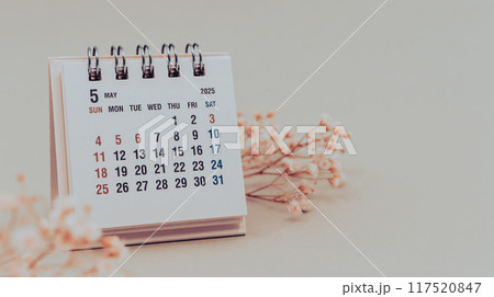 2025年5月の卓上カレンダー カレンダーと花 2025年5月の卓上カレンダー カレンダーと花 117520847