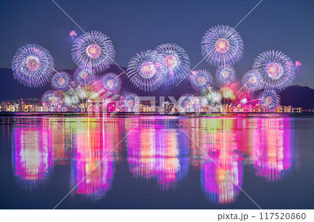 琵琶湖の水鏡と琵琶湖花火大会 117520860