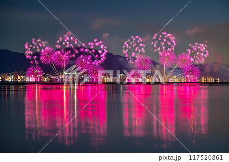 琵琶湖の水鏡と琵琶湖花火大会 117520861