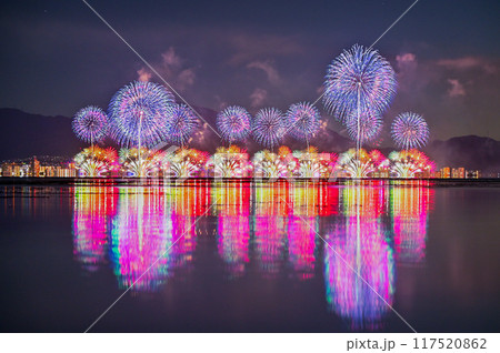 琵琶湖の水鏡と琵琶湖花火大会 117520862