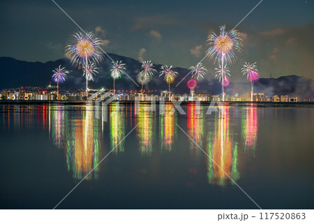 琵琶湖の水鏡と琵琶湖花火大会 117520863