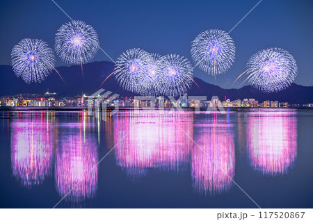 琵琶湖の水鏡と琵琶湖花火大会 117520867