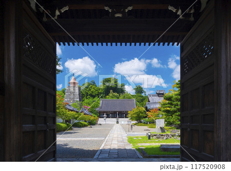 夏の京都 妙満寺 山門から見える本堂 夏の京都 妙満寺 山門から見える本堂 117520908