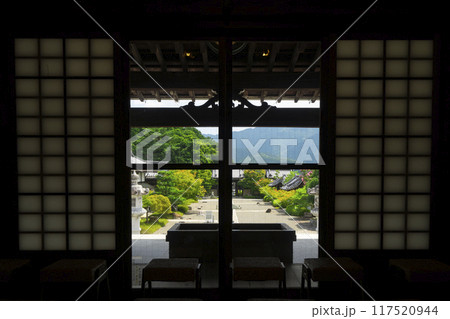 夏の京都 妙満寺 本堂から見える境内 夏の京都 妙満寺 本堂から見える境内 117520944