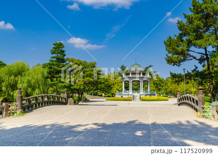 鶴舞公園の奏楽堂と鈴奈橋(名古屋市) 鶴舞公園の奏楽堂と鈴奈橋(名古屋市) 117520999