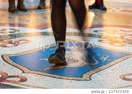 ミラノ　ガレリアの雄牛のモザイク　踵で回ると幸せ到来 117521320