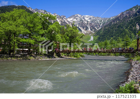 《さわやか上高地・初夏の絶景》河童橋と残雪の穂高連峰 《さわやか上高地・初夏の絶景》河童橋と残雪の穂高連峰 117521335