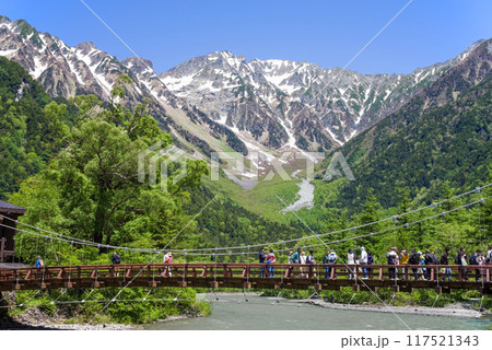 《さわやか上高地・初夏の絶景》河童橋と残雪の穂高連峰 117521343