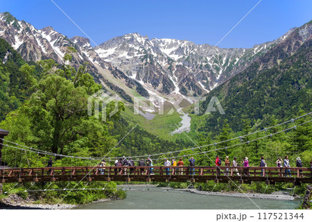 《さわやか上高地・初夏の絶景》河童橋と残雪の穂高連峰 117521344