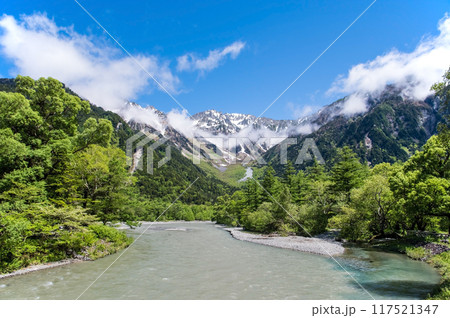 《さわやかな風景・初夏の上高地》河童橋から望む残雪の穂高連峰 117521347