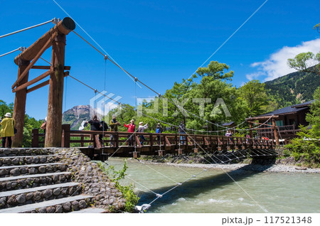 《さわやかな風景・初夏の上高地》河童橋と遠方に望む焼岳 117521348