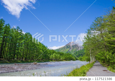 《さわやか上高地》焼岳を望む梓川沿いの遊歩道 117521386