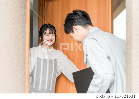 自宅を訪問する作業服姿の男性ビジネスマン（住まい・建築・修理） 117521631
